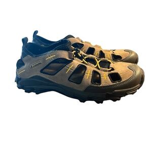 Columbia closed toe athletic athleisure shoes